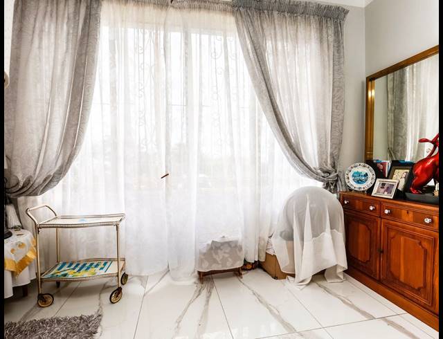 2.5 BEDROOM APARTMENT FOR SALE IN ESSENWOOD